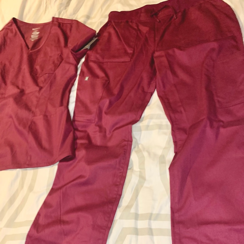 BNWT Jaanuu scrub set in wine size L.